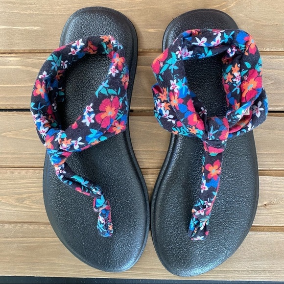 Sanuk Black and Floral Sandals Size 6.5 - Picture 1 of 5